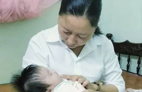 Bé gái sơ sinh bị bỏ rơi, người mẹ để lại thông tin nhờ người nuôi giúp.