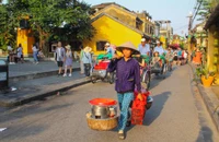 Phường Hội An muốn giữ "gánh hàng rong" trong phố cổ. Ảnh: TN