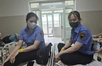 Hai nhân viên gác chắn đường sắt bị đánh đang điều trị tại bệnh viện. Ảnh: TN