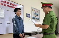 Công an đọc lệnh bắt đối với Huy. Ảnh: CA