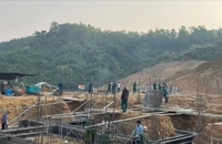 Bộ đội Đà Nẵng và lực lượng dân quân đã có mặt trên công trường. Ảnh: BĐ
