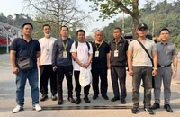 Bàn giao Wang Hua cho phía Công an Trung Quốc. Ảnh: CA