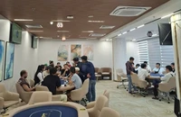 Cảnh sát hình sự kiểm tra, phát hiện nhiều người đánh bạc. Ảnh: CA