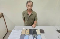 Khoa cùng tang vật vụ án. Ảnh: CA