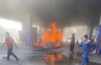 Ô tô bốc cháy ngùn ngụt. Ảnh: TN