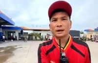 Anh Nghĩa tham gia cứu hộ tại hiện trường (ảnh chụp từ clip).