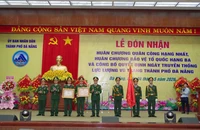 Bộ CHQS TP Đà Nẵng đón nhận huân chương cao quý. Ảnh: TN