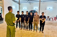 Công an đọc lệnh giữ người. Ảnh: CA