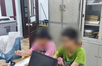 Công an làm việc với những người liên quan. Ảnh: CA