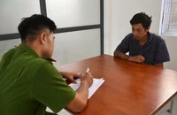 Công an làm việc với nghi can. Ảnh: CA