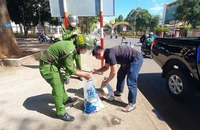 Trộm một thùng bia bán để mua ma túy, đang chạy trốn thì té gãy chân