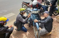Những chàng trai 'quên' Tết để giúp người đi đường ở Buôn Ma Thuột
