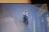 Giúp phải kẻ gian trên đường, nam công nhân mất luôn xe máy