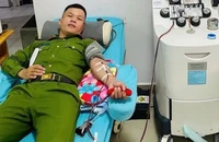 Trưởng công an xã và đồng đội vượt hơn 60 km hiến máu cho trẻ bị tan máu bẩm sinh