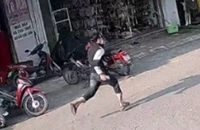 Truy bắt nam thanh niên bịt mặt cướp giật dây chuyền ở tiệm vàng
