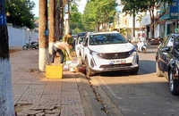 Ô tô tiền tỉ bị kẻ gian đập phá trộm tài sản giữa ban ngày