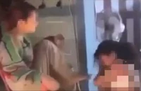 Nhóm nữ sinh lột áo, đánh bạn vì nói xấu nhau