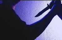 Con trai hai tay cầm hai dao chém mẹ ruột