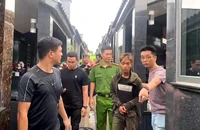 Nhóm thanh niên trộm hàng chục bình ắc quy thắp sáng ở tại nghĩa trang