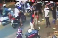 Cô gái cầm gậy lao vào nhóm thanh niên đang đánh nhau trên phố