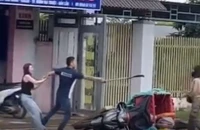 Nam thanh niên đánh đấm túi bụi, rồi cầm rựa đòi chém nữ shipper