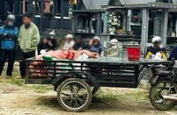 Khi công an điều tra thi thể trên xe lôi ở nghĩa trang thì có người ra đầu thú