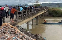Nghi trượt chân xuống sông mất tích khi thả cá phóng sinh 