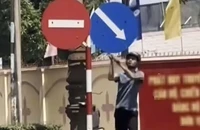 Công an xử lý người dùng búa tạ đập phá biển báo giao thông