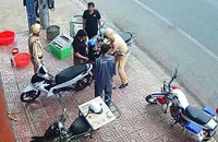 Cảnh sát giao thông kịp thời đưa 1 phụ nữ bị nhồi máu cơ tim đến bệnh viện