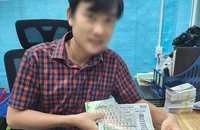 Trên đường về quê, người đàn ông ở Đắk Lắk trúng 14 tờ vé số đặc biệt 