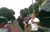 Sau va quẹt xe, người đàn ông đá gãy xương sườn tài xế taxi