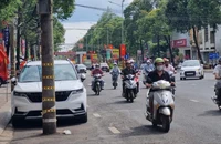 Mối nguy từ hàng loạt trụ điện nằm dưới lòng đường ở Đắk Lắk