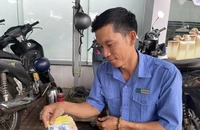 Trả lại 60 tờ vé số cho người đánh rơi, bảo vệ được mời cà phê nhưng không nỡ uống