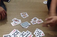 Bị cáo chi tiền cho thẩm phán để tòa hoãn xử, ở nhà ăn Tết