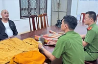 9 lần xoa tro lên tờ giấy trắng của sư thầy dỏm, 1 phụ nữ bị lừa tiền