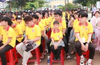 Chàng trai tí hon bị hiểu nhầm là học sinh tiểu học được trao học bổng toàn phần