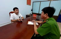 Thợ cắt tóc dùng ly thủy tinh ném đồng nghiệp tử vong