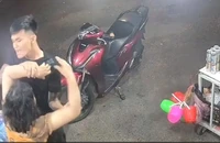 Thanh niên đánh phụ nữ đang mang thai rồi hỏi 'Biết tao là ai không?'