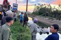Ô tô lật xuống kênh ven quốc lộ 29, tài xế tử vong