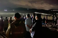 Tắm biển gặp sóng lớn, 2 thanh niên mất tích