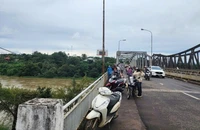 Tìm kiếm nữ sinh mất tích, nghi đã nhảy cầu tự tử