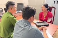 Bắt người phụ nữ cướp giật giỏ xách của cụ già bán vé số