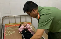 Công an xã vượt bão số 13, đưa bé gái đi cấp cứu an toàn