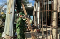 Công an, bộ đội sát cánh cùng nhân dân khắc phục hậu quả bão số 13