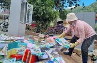 Giáo viên gác việc nhà, lo dọn bùn trường học sau bão số 13