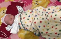 Phát hiện bé trai bị bỏ rơi trong chiếc chăn có nhiều hình ngôi sao
