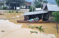 Hàng ngàn người bị cô lập do mưa lũ, chính quyền xuyên đêm hỗ trợ dân