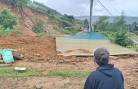 Người phụ nữ khóc nức nở bên căn nhà đổ sập do sạt lở ở Đắk Lắk
