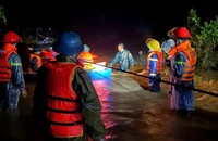 Người dân bám dây cáp vượt suối, sơ tán khỏi vùng lũ trong đêm