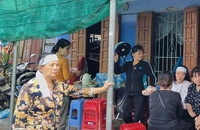 Bất lực nhìn cha mẹ vợ chết trước mặt mình giữa dòng lũ